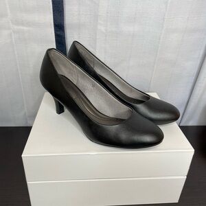 Life Stride matte black pumps